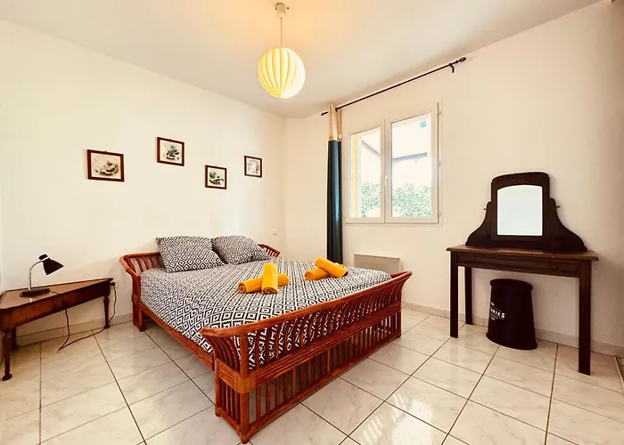 Апартаменты Maison Avec Piscine-climatisation-jardin